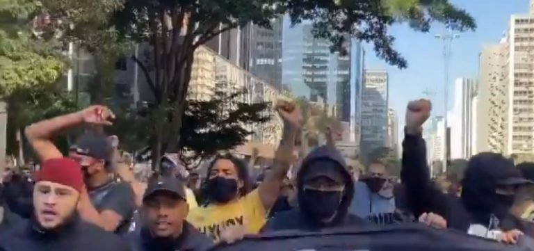 Manifestantes fazem ato contra o fascismo e pró-democracia em São Paulo
