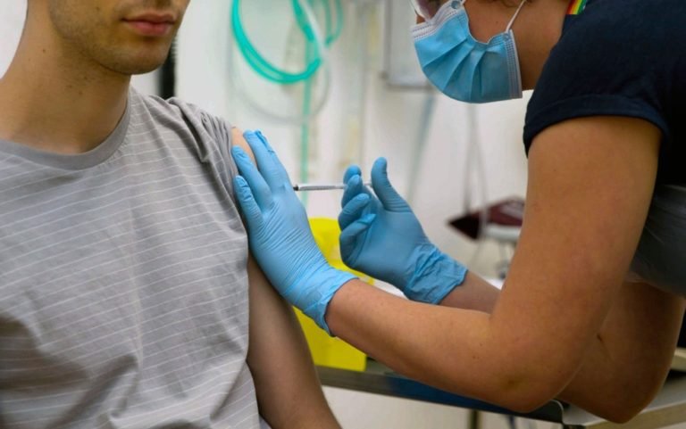 Teste de vacina de Oxford contra Covid-19 contará com 2 mil voluntários brasileiros