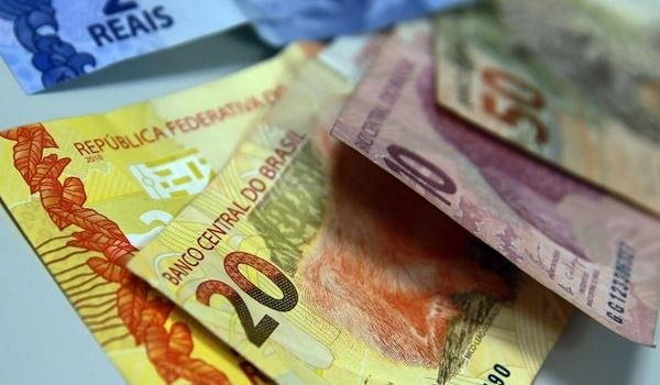 Bolsonaro sanciona lei do salário-mínimo 2020 e valor chega a R$ 1.045