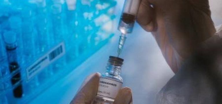 Covid-19: Vacina de Oxford poderá ficar pronta em setembro, diz cientista