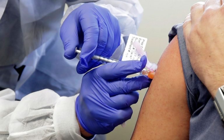 Mutação pode ter tornado o novo coronavírus mais vulnerável às vacinas, aponta estudo