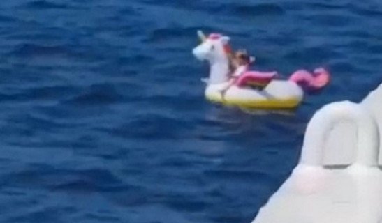 Vídeo: Criança de quatro anos é resgatada em alto-mar na Grécia