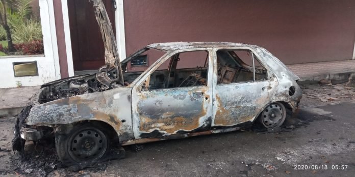 SAJ: Carro pega fogo e fica destruído pelas chamas na Avenida Barros e Almeida