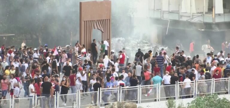 Líbano tem segundo dia de protestos com confrontos; 2 ministros renunciaram