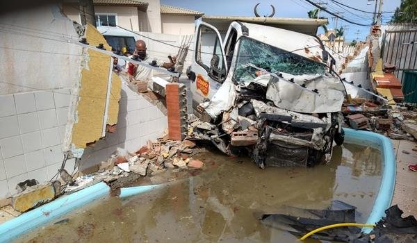 Motorista de caminhão perde controle e veículo invade condomínio em Salvador; três ficaram feridos