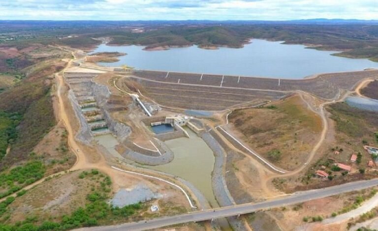Tubulação de barragem se rompe no interior do Ceará; veja vídeo
