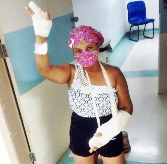 “Me defendi com minhas próprias mãos”, afirma mulher que sobreviveu a 21 golpes de facão em Aratuípe