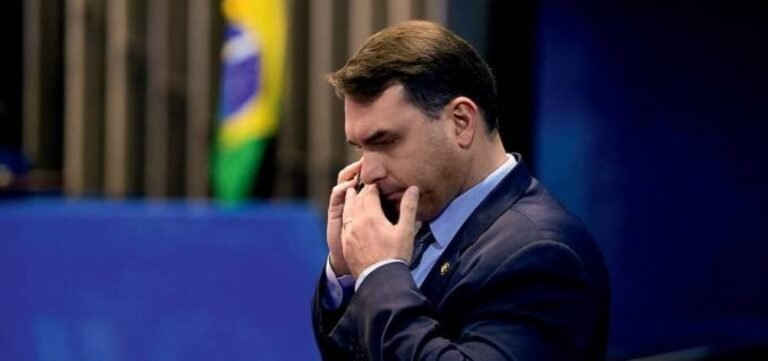 Justiça proíbe Globo de exibir documentos do caso Flávio Bolsonaro, diz coluna