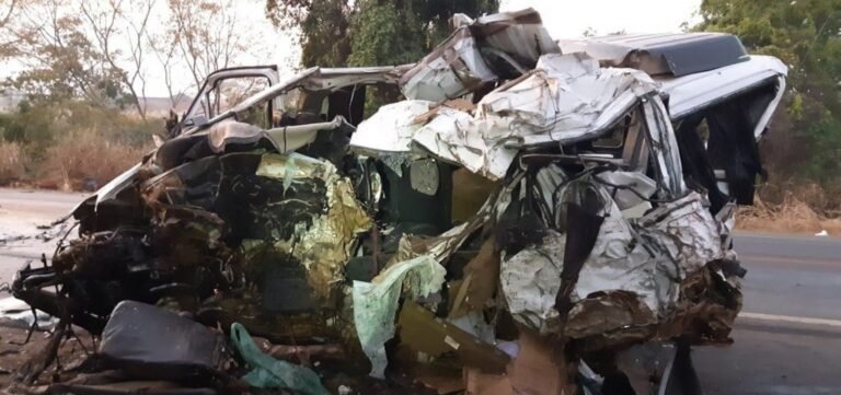 Batida frontal entre caminhão e van deixa 12 mortos e um ferido em rodovia de Minas
