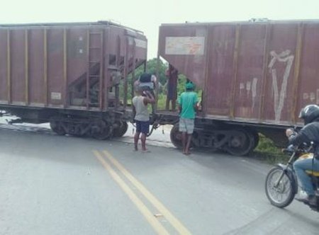 Trem descarrila e bloqueia BA- 120, rodovia que liga as cidades de Castro Alves e Sapeaçu