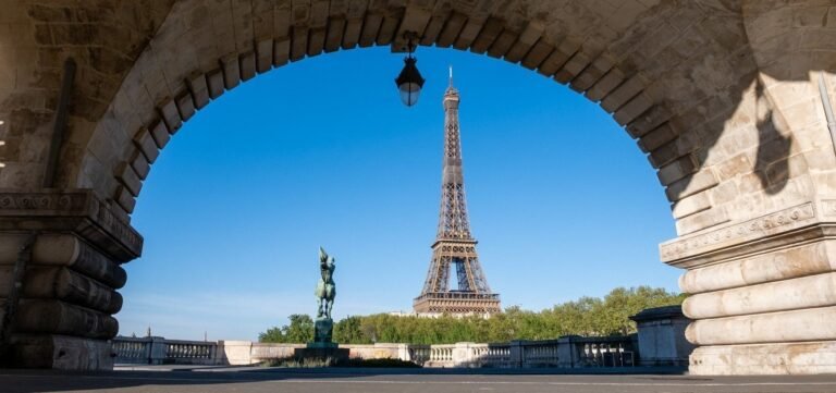 Com segunda onda da Covid-19, França impõe toque de recolher em Paris e mais oito cidades