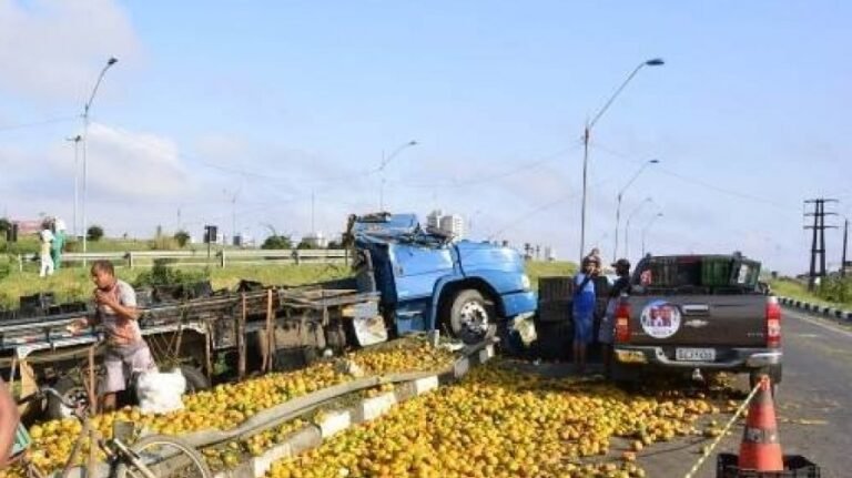 Carga de tangerina avaliada em 70 mil reais é saqueada após caminhão tombar na BR-324