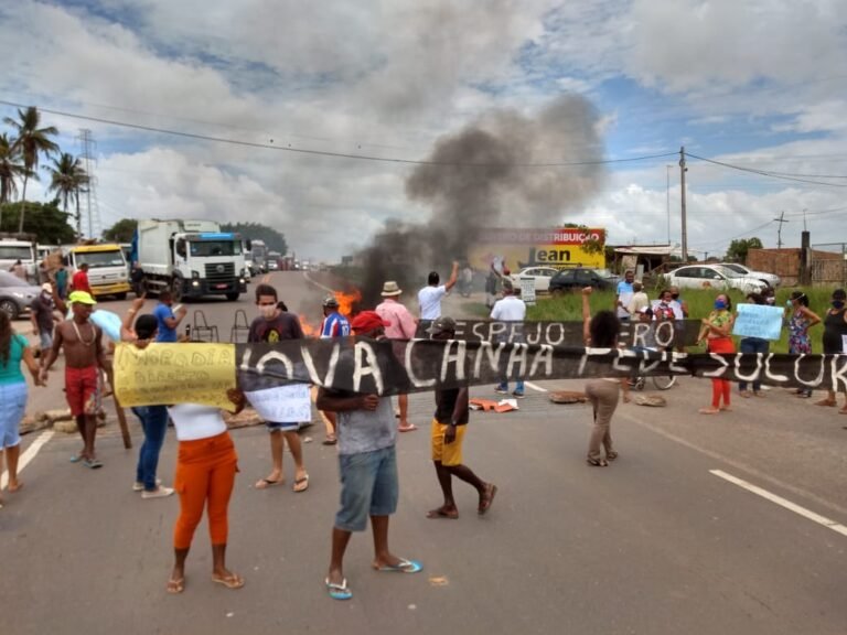 SAJ: Em protesto contra ordem de despejo, moradores da Comunidade Nova Canaã interditam BA-046