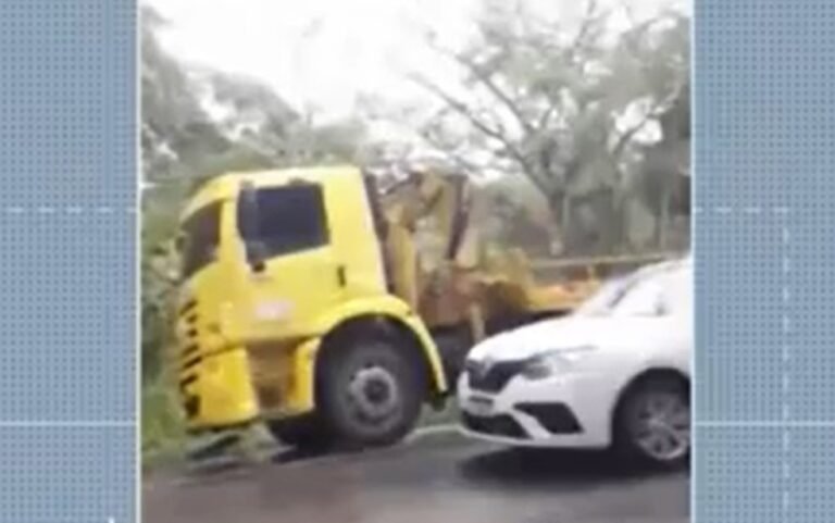 Batida entre carro e caminhão deixa mortos e feridos graves em rodovia no sul da Bahia