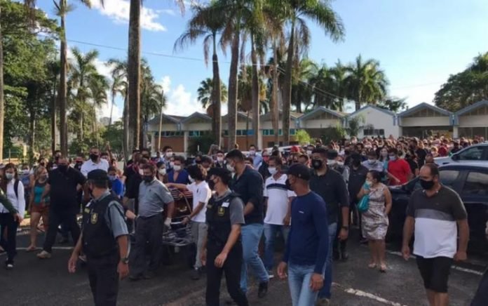 Pai de Zezé Di Camargo e Luciano é enterrado em cemitério de Goiânia