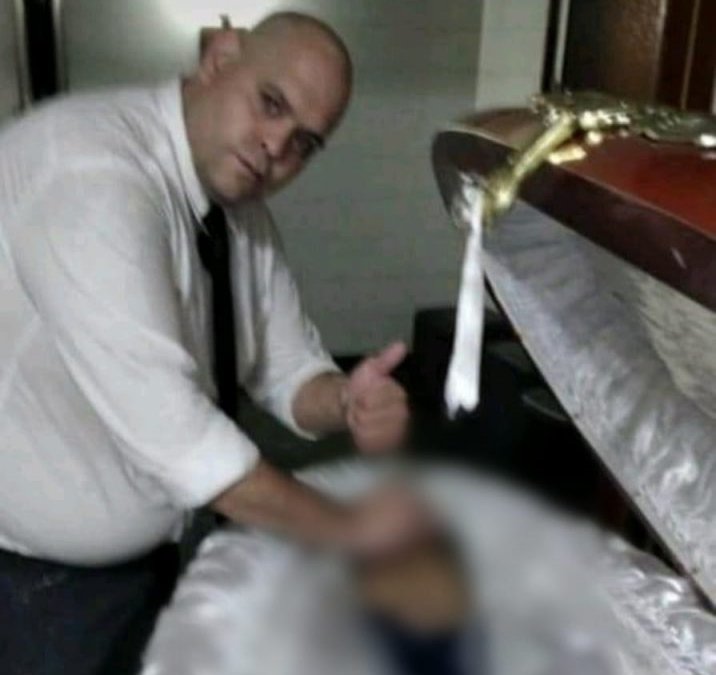 Funcionário de funerária é demitido por tirar foto com o corpo de Maradona