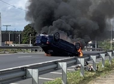 Santo Estêvão: Após acidente, homem morre e manifestantes ateiam fogo em carro