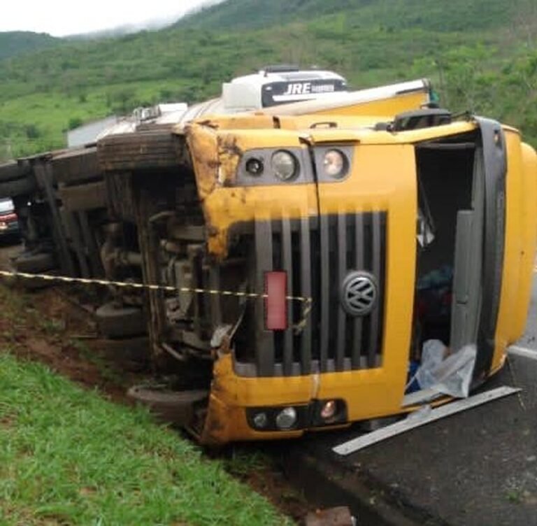 Caminhão dos Correios tomba e deixa uma pessoa morta na BR-116, sudoeste da Bahia
