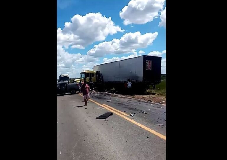 Homem morre após batida entre dois caminhões em trecho da BR-116, na Bahia