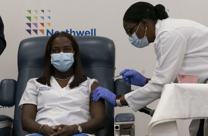 Profissional da saúde de Nova York recebe 1ª vacina anticovid nos EUA