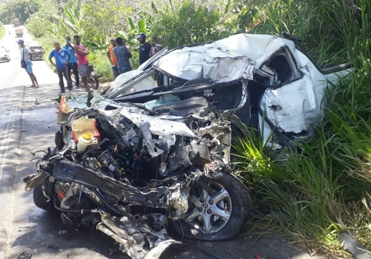 Tancredo Neves: motorista morre após carro se chocar com caminhão carregado de botijões de gás