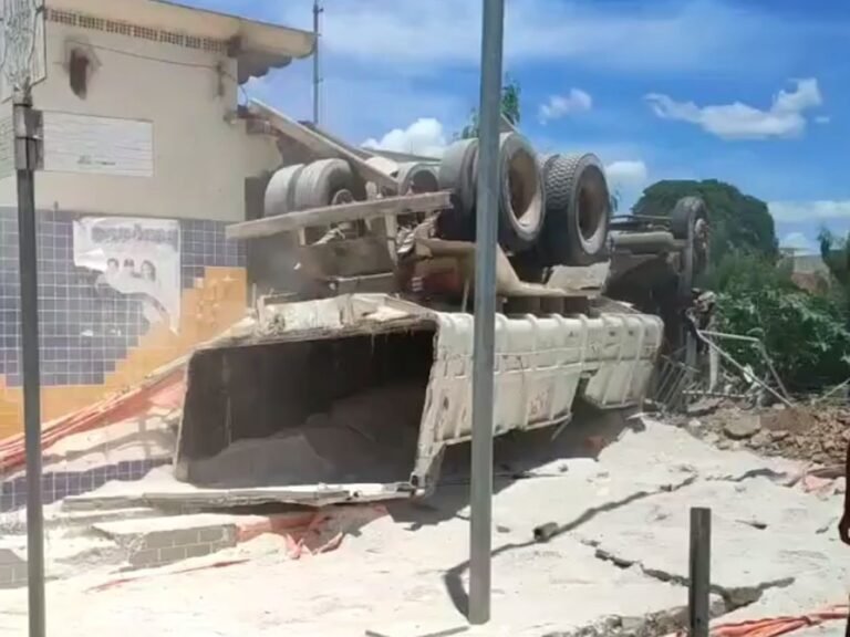 Caminhão desgovernado invade agência dos Correios e deixa motorista ferido na Bahia