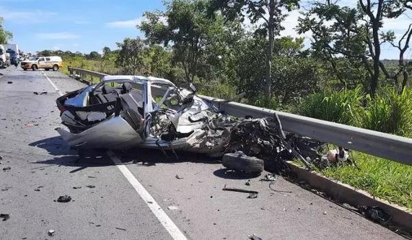 Cinco pessoas da mesma família morrem em batida na BR-135; veículo saiu de São Paulo com destino à Bahia