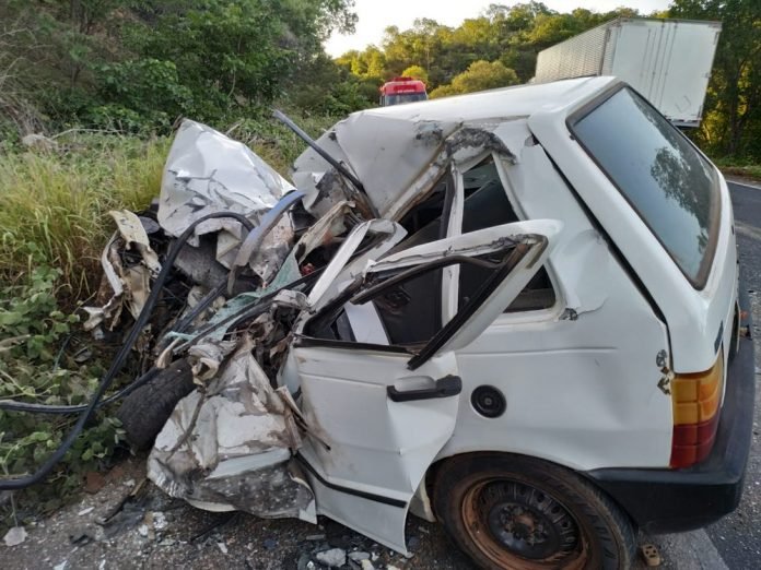 Motorista de carro morre em batida com ônibus na BR-242; veículo ficou destruído