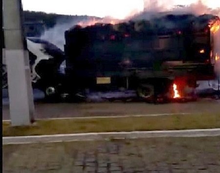 Caminhão carregado de capim pega fogo ao passar perto de queimadas em rodovia em Brejões