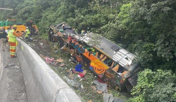 Acidente de ônibus deixa 21 mortos e pelo menos 30 feridos no Paraná