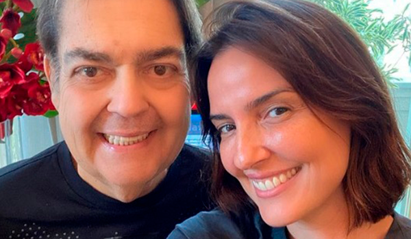 Luciana Cardoso, esposa de Faustão, publica foto ao lado do apresentador e afasta rumores de que ele estaria internado