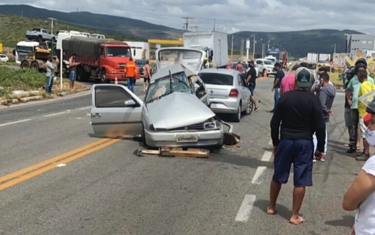 Batida entre carro e caminhão deixa dois mortos e três feridos na Bahia; vítimas eram da mesma família