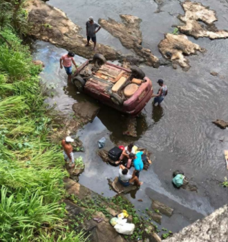 Carro com quatro pessoas cai em ponte em Nazaré das Farinhas