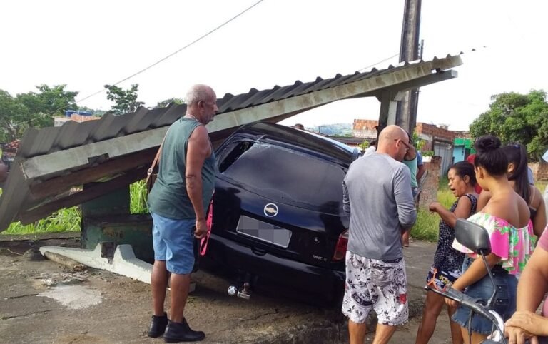 Carro invade ponto de ônibus e deixa morto e ferido no sul da Bahia
