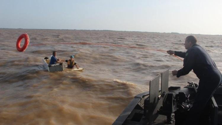 Homens são resgatados à deriva em geladeira no Rio Amazonas