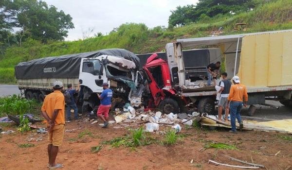 Acidente entre dois caminhões deixa um morto e outro ferido na Bahia