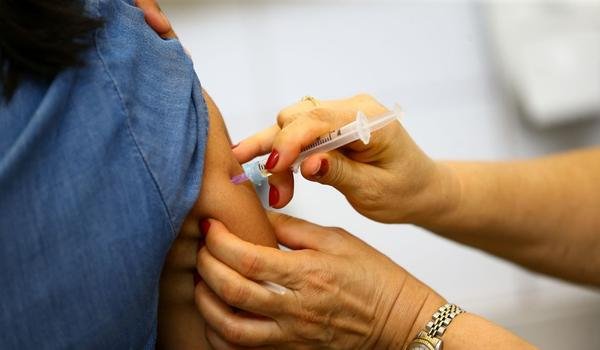 Universidades brasileiras testam eficácia de vacina contra o HIV; participantes serão de cinco capitais