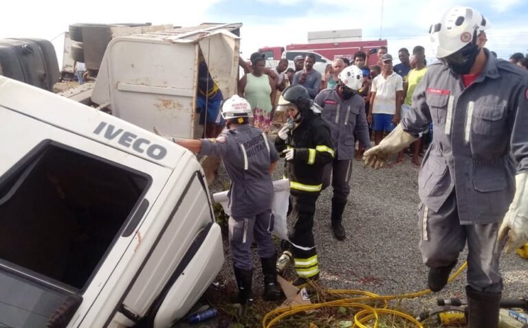 Quatro pessoas ficam feridas após batida entre caminhões de grande porte em Itaparica