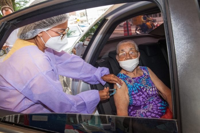 SAJ: começa vacinação de idosos a partir de 90 anos em drive thru