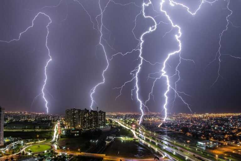 FOTOS: temporal provocou quase 12 mil raios no céu de Brasília em 24 horas