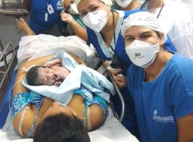 Sem saber que estava grávida, mulher dá à luz em banheiro de unidade médica de Salvador