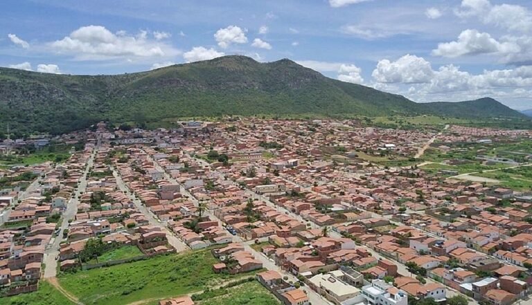 Mulher é presa suspeita de matar vizinha em Monte Santo após discussão por som alto; ela tentou fugir, mas carro capotou