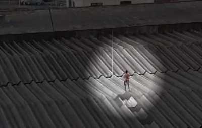 Vídeo flagra criança brincando em telhado de hospital de Salvador; altura é de cerca de 10 metros