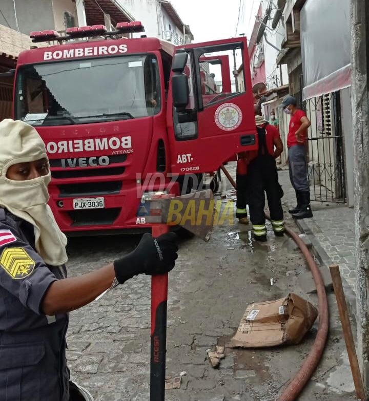 Carregador de celular provoca incêndio em residência na Salgadeira em S. A. de Jesus