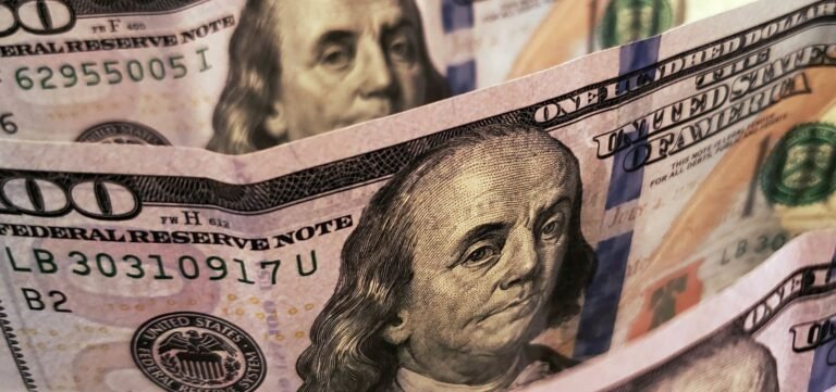 Dólar inicia abril em alta e fecha a R$ 5,71; Ibovespa teve queda de 1,18%