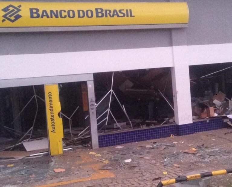 Bandidos explodem agência bancária no Porto Seco Pirajá e causam pânico em moradores da região