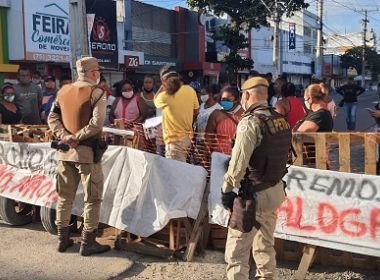 Feira: Grupo de feirantes bloqueia rua contra saída deles de área central