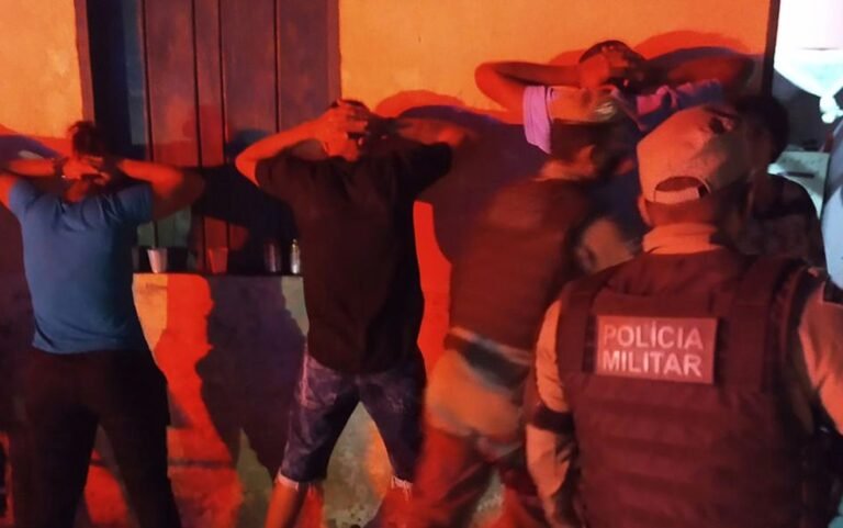 Homem é preso após polícia flagrar festa clandestina com aglomeração, som e bebidas alcoólicas no sudoeste da BA