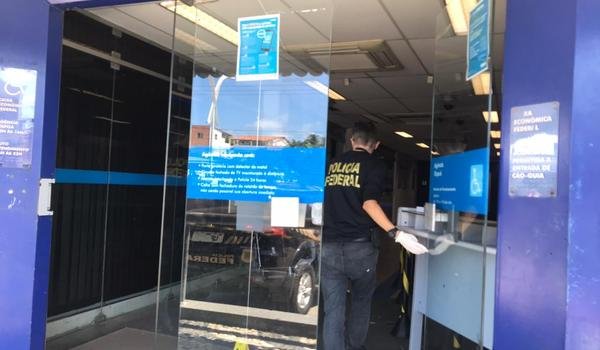 Criminosos explodem caixas eletrônicos de agência bancária em Itapuã