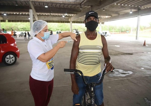 Salvador é a primeira capital a concluir vacinação de idosos